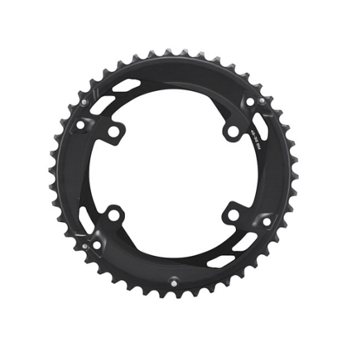 Detaljerad bild av ett Shimano CUES FC-U6010-2 framdrev, tillgängligt i 46T eller 32T. Fokuserat ljus framhäver den svarta finishen och de precisionstillverkade tänderna.