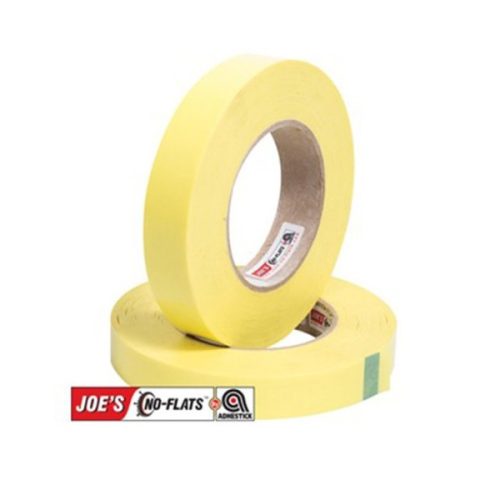 Två rullar gul Joe's No-Flats tubeless fälgtejp ligger på varandra mot en vit bakgrund. Tejpen är slät och reflektionen avslöjar stark och jämn belysning. Logotypen syns tydligt nedan.