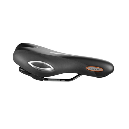 Svart cykelsadel av märket Selle Royal, modellen Lookin. Sadeln är bekväm med en ergonomisk design, lämplig för avslappnad cykling. Ljuset framhäver formen och detaljerna.