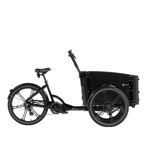 En Lastcykel Cargobike Delight – Dog, en svart trehjulig lastcykel med en förvaringslåda framtill, upprätt styre och ett bakhjul, avbildas från sidan mot en vit bakgrund.
