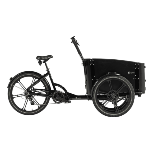 Lastcykel Cargobike Delight – Dog är en svart trehjulig lastcykel med en stor låda framtill, upprätt styre och en enkel sits, avbildad från sidan mot en vit bakgrund.