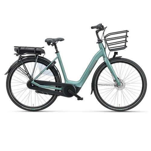 Ljusgrön elcykel Batavus Luca LX LTD med sju växlar. Cykeln har en korg fram och ett batteri bak, i en ljus studiemiljö med jämnt ljus.
