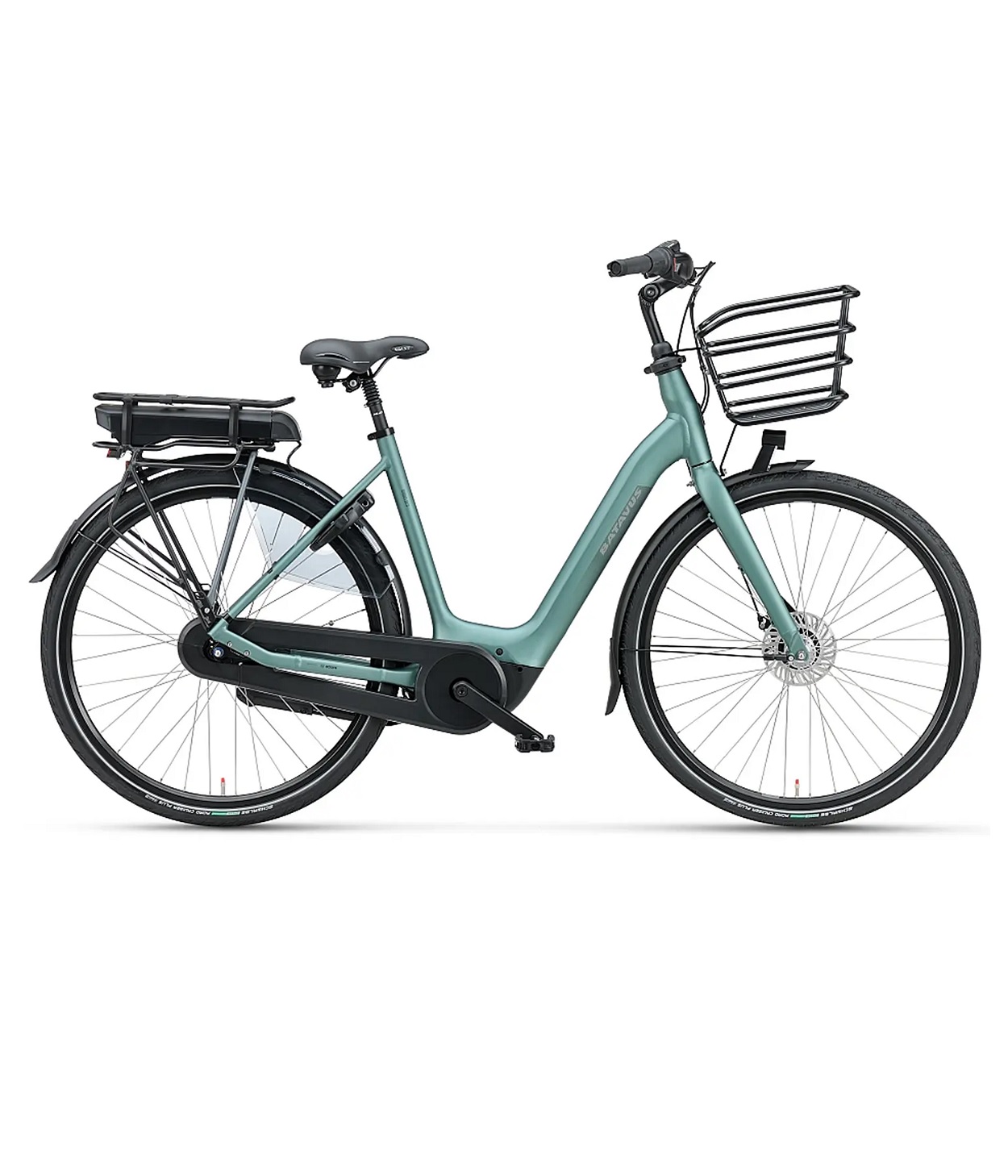 Luca-LX-LTD-Ljus-Gron Ljusgrön elcykel Batavus Luca LX LTD med sju växlar. Cykeln har en korg fram och ett batteri bak, i en ljus studiemiljö med jämnt ljus.