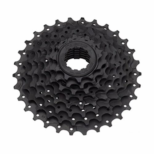 Svart Sram PG-820 kassett med åtta växlar i detalj. Belysningen framhäver kuggarnas form och hål, vilket ger en teknisk och robust känsla. Används för cyklar.