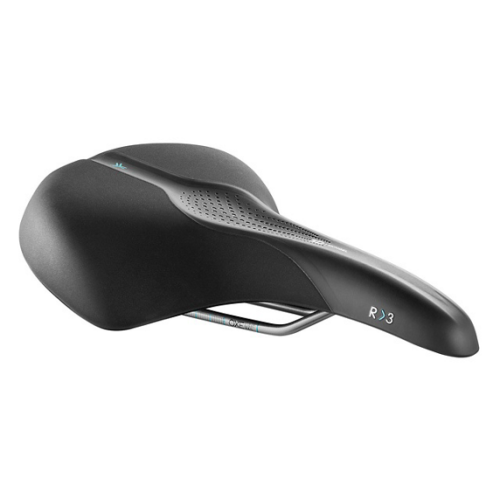 Svart Selle Royal Scientia R3-sadel i profil, elegant design med perforerade detaljer och texten "R>3". Studiobelysning framhäver formen och materialet, en avspänd komfort för cykelturen.