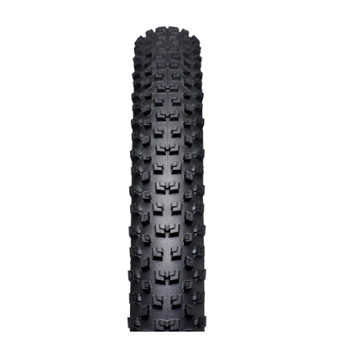 Ett detaljrikt foto av ett Specialized S-Works Ground Control mountainbike däck. Däcket är svart med ett distinkt mönster. Bilden är tagen i ett ljust studioljus som framhäver detaljerna.