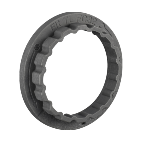 Närbild av Shimano TL-FC32 verktyg i grått, avsett för vevlager SM-BB60. Detaljerade skåror syns tydligt i mjuk belysning, framhävande verktygets precision och design.