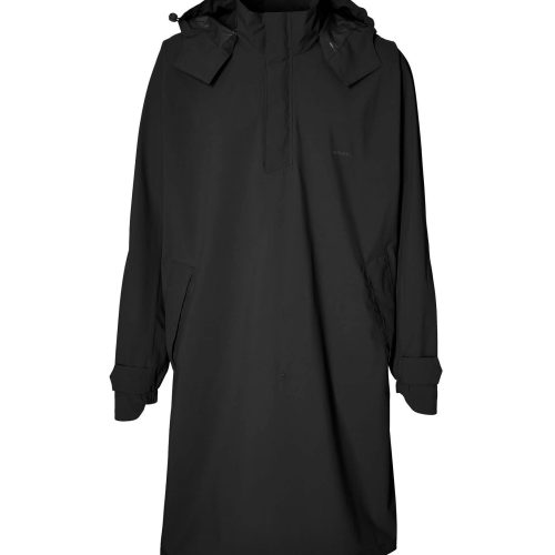 Svart cykelponcho från Basil Mosse i helfigur mot vit bakgrund. Ponchon har huva, långa ärmar med muddar och en ficka på sidan. Materialet har en subtil glans.