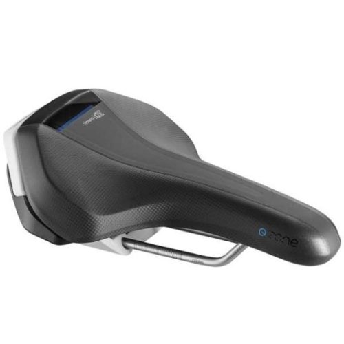 Cykel sadel Selle Royal E-Zone Moderate i svart med god detaljrikedom, inklusive subtila texturer och den aerodynamiska formen. Dämpad belysning framhäver sadelns konturer.