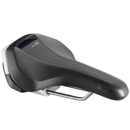 selle-royal-e-zone-e-bike-bicycle-saddle-moderate-black-8021890457097-11-ERlan Cykel sadel Selle Royal E-Zone Moderate i svart med god detaljrikedom, inklusive subtila texturer och den aerodynamiska formen. Dämpad belysning framhäver sadelns konturer.