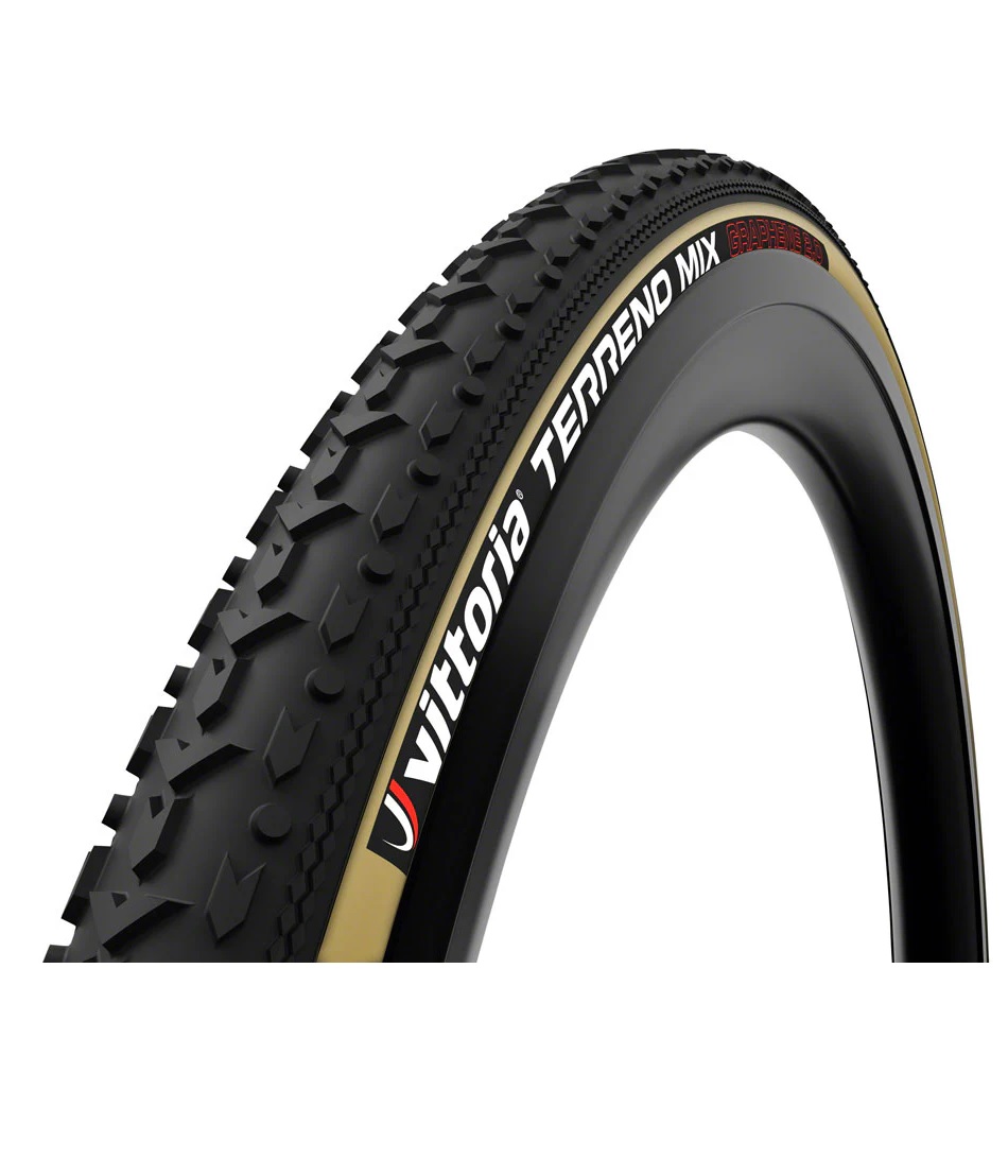 tubdack-vittoria-terreno-mix-g2-para Ett Vittoria Terreno Mix Graphene 2.0 tubdäck i parafärgad design, monterat på en svart fälg. Däcket är belyst för att framhäva dess mönster och textdetaljer mot en ljus bakgrund.