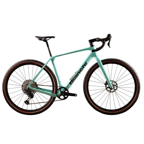 Bianchi Arcadex Comp Carbon gravelcykel i turkos, utrustad med Sram, visas i detalj. Fokuserat ljus framhäver cykelns design och komponenter mot en ljus bakgrund.