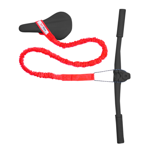 TowWhee bogserlina, fäst på en cykelsadel med ett rött band och en elastisk lina. Den andra änden är fäst på ett svart cykelstyre. Bilden har en svart bakgrund och visar produkten i detalj.