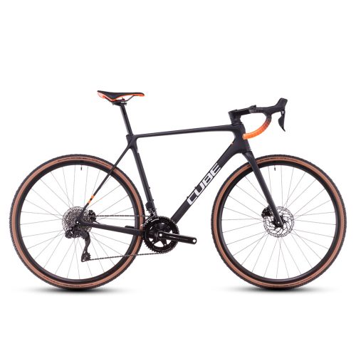 Svart och orange Cube Cross Race C:62 PRO cykel i studio med fokus på detaljer och tävlingsdesign. Perfekt för cykelcross entusiaster som värdesätter hög prestanda och snygg estetik.