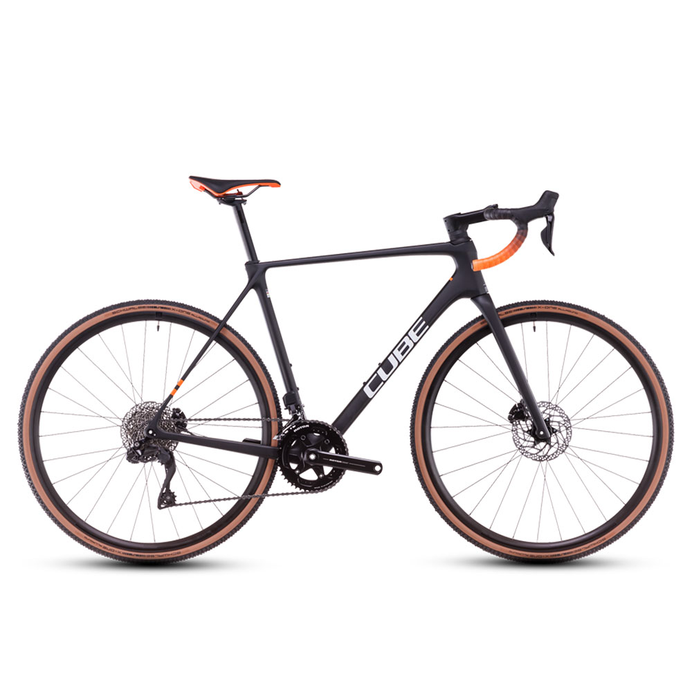 Cube Cross Race C62 PRO 832100 Svart och orange Cube Cross Race C:62 PRO cykel i studio med fokus på detaljer och tävlingsdesign. Perfekt för cykelcross entusiaster som värdesätter hög prestanda och snygg estetik.