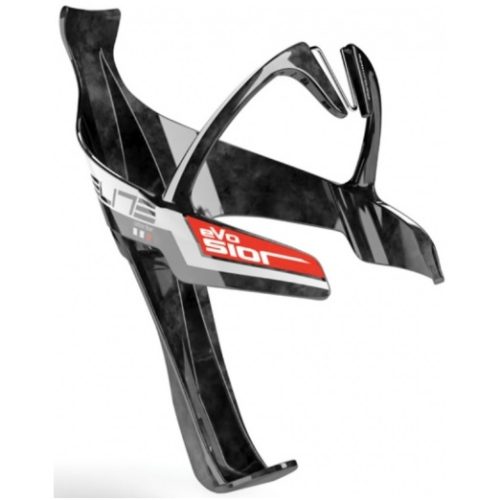 Detaljerad bild av flaskstället Elite Sior Evo carbon, med fokus på dess kolfiberkonstruktion och aerodynamiska design. Belysningen framhäver de glansiga ytorna och den röda "evo Sior" logotypen.