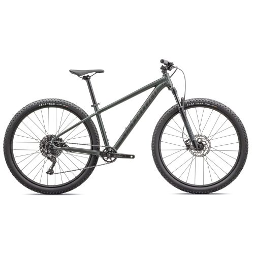 En olivgrön Specialized Rockhopper Comp 29" mountainbike i studiomiljö med välbalanserad belysning