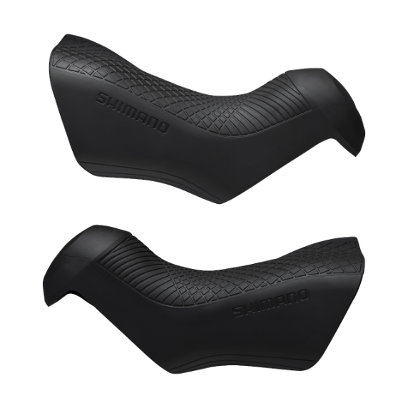 Y0E698010_1.jpg.thumb.572.572 Svarta Shimano reglageskydd för Ultegra ST-R8070, presenterade mot en ljus bakgrund. Detaljerad textur och form framhävs i mjukt ljus, med "SHIMANO" präglat.