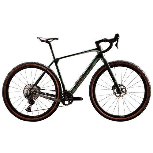 Grön Bianchi Arcadex PRO Carbon gravelcykel i detalj, med fokus på ramens textur och komponenter. Studiobelysning framhäver cykelns robusta design och eleganta linjer.