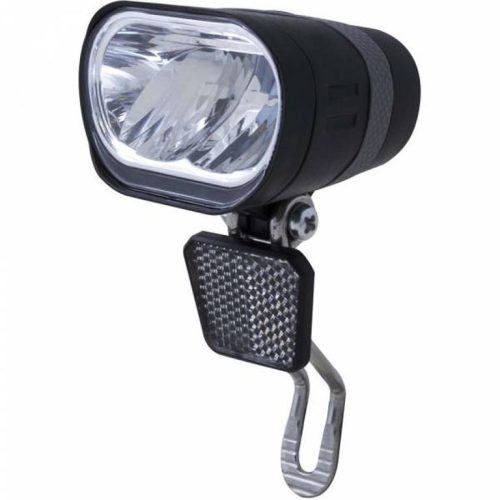 Närbild av en Spanninga Axendo dynamodriven framlampa med 40 lux, monterad på en kromfärgad bygel. Lampan har en rektangulär form och en svart kropp med reflex. Ljuset är skarpt och detaljerat.