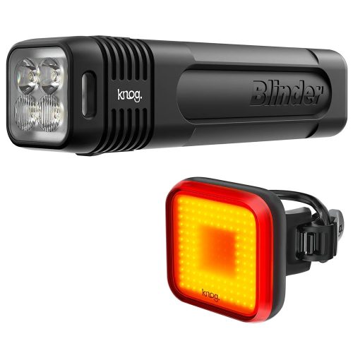 Närbild av Knog Blinder 900 framlampa och Blinder Square baklampa. Kraftfull belysning och modern design, idealisk för cyklister som söker säkerhet och stil.