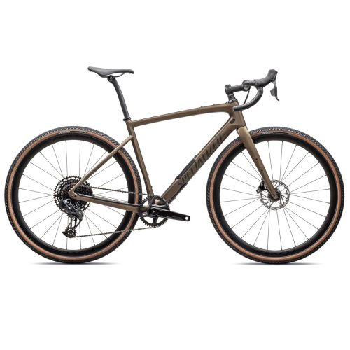 En brun Gravel Specialized Diverge Expert kolfibercykel, med 1x12 växlar, avsedd för äventyr på grusvägar. Cykeln står i ett ljust rum, vilket framhäver dess detaljer.