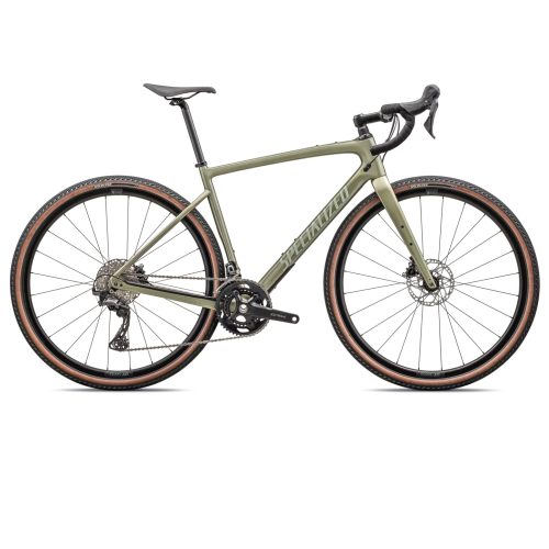 Grön Specialized Diverge Sport Carbon gravelcykel i studiomiljö. Detaljrik bild med fokus på cykelns komponenter och design