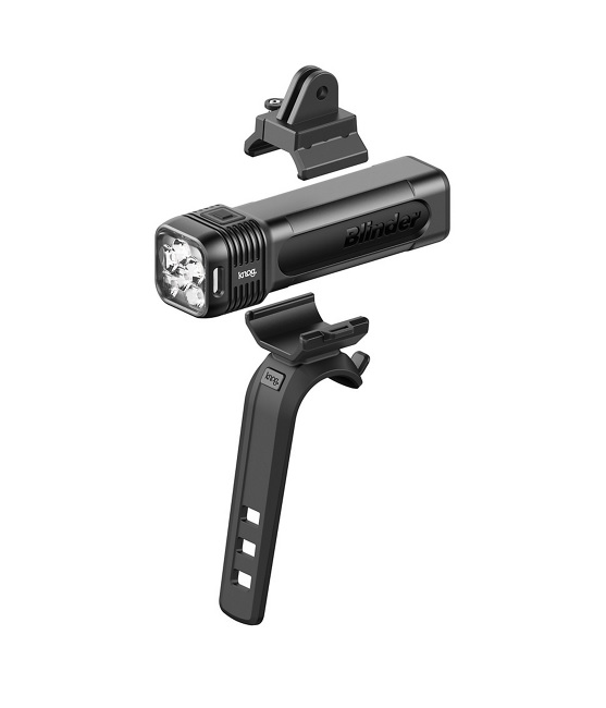 Knog-Blinder-900 En svart Knog Blinder 900 lumen framlampa visas i studioljus med tillbehör