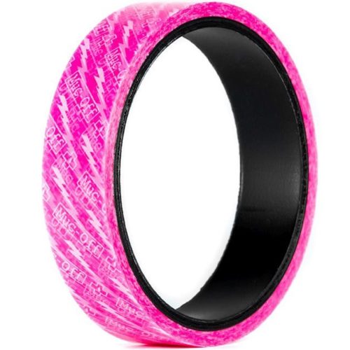 Rosa Muc-Off tubeless fälgtejp, insidan är svart. Tejpen ligger på en vit bakgrund i studioljus, vilket framhäver dess textur och färg.