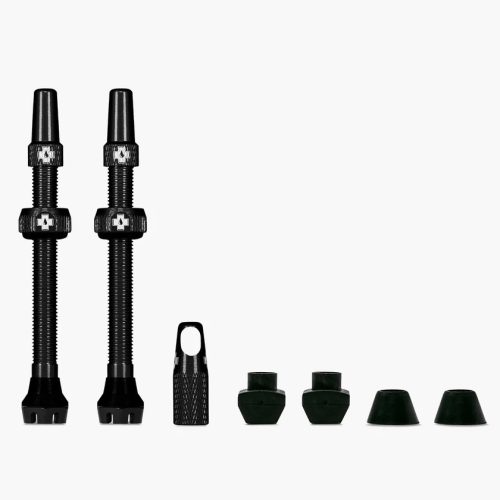 Ett kit med två svarta Muc-Off tubeless ventiler och diverse tillbehör. Professionell belysning framhäver detaljer som räffling och Muc-Off-logotypen. Används för att konvertera till slanglöst på cykel.