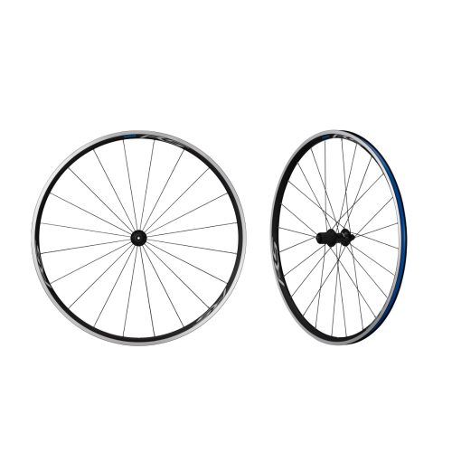 Hjulpar Shimano WH-RS100 Tiagra, framifrån och i vinkel. Silverfälgar med svarta ekrar och blå detaljer, i neutral belysning på en vit bakgrund.