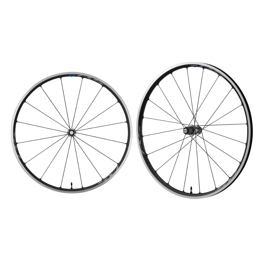 P-WH-RS500-TL-Par Två Shimano WH-RS500 TL 24 mm hjulpar för fälgbroms, presenterade i studiobelysning. Hjulen har svarta ekrar och fälgar med en ljus kant, framifrån och bakifrån.