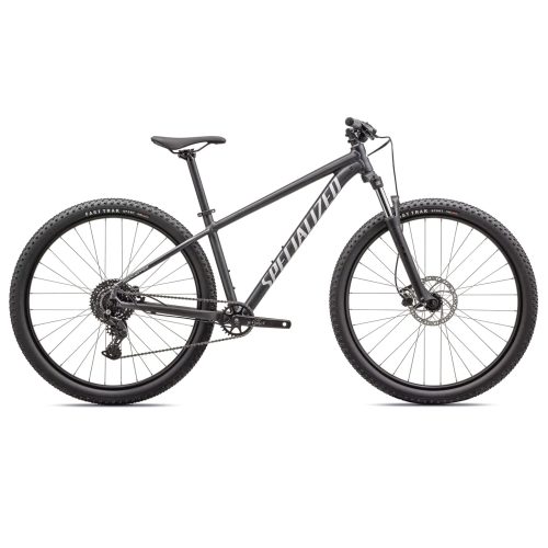 En matt svart Specialized Rockhopper Sport mountainbike visas i profil mot en vit bakgrund. Cykeln har däck med grovt mönster och skivbromsar