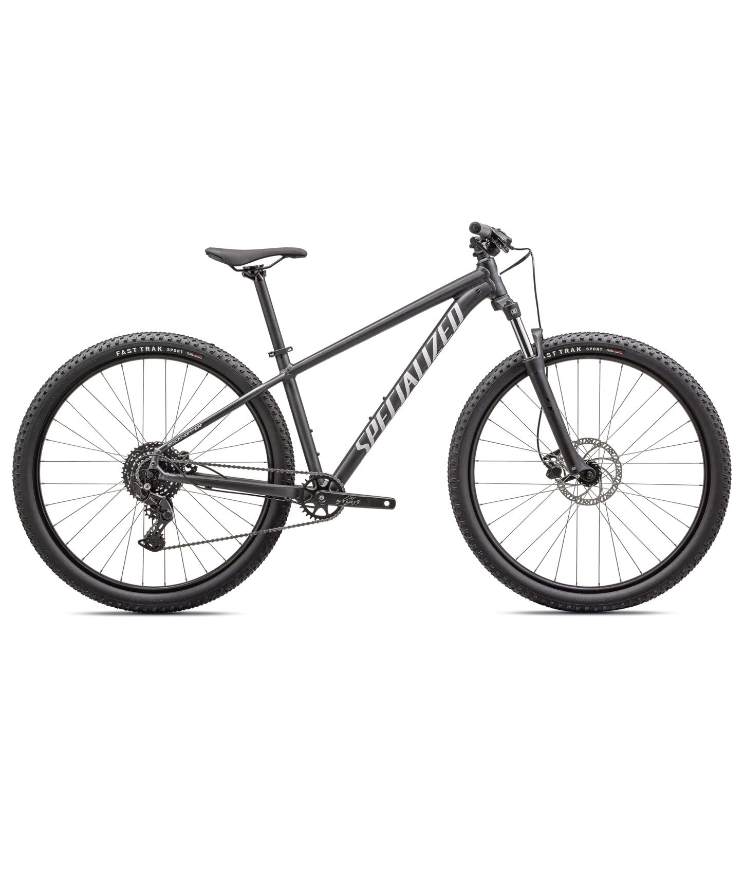 ROCKHOPPER-SPORT-KH-BLKLQDMET-WHT-XS-25 En matt svart Specialized Rockhopper Sport mountainbike visas i profil mot en vit bakgrund. Cykeln har däck med grovt mönster och skivbromsar