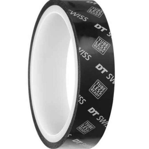 En rulle DT Swiss tubeless fälgtejp i svart med vit insida. På tejpen står "DT SWISS" och "TUBELESS READY" i vit text. Bilden är tagen i starkt ljus med en neutral bakgrund.