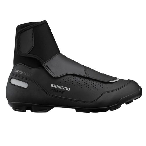 En svart Shimano MW502 vintersko med högt skaft och kardborreknäppning