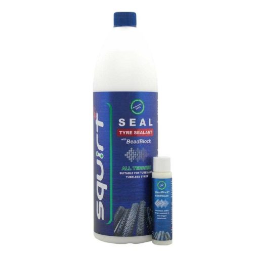 Produktbild av Squirt Seal tätningsvätska i 1L flaska, samt en mindre flaska BeadBlock partiklar. Förgrundsbelysning framhäver produktdetaljer, medan den blå färgskalan ger en känsla av professionalism och tillförlitlighet.