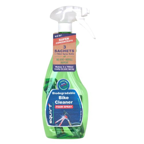 Produktbild av Squirt Bike Cleaner sprayflaska med tre superkoncentrat, mot en ren vit bakgrund. Flaskan är grön med en vit spraymekanism, etiketten visar tydligt att det är en biologiskt nedbrytbar cykelrengöring, i en ljus och ren miljö.