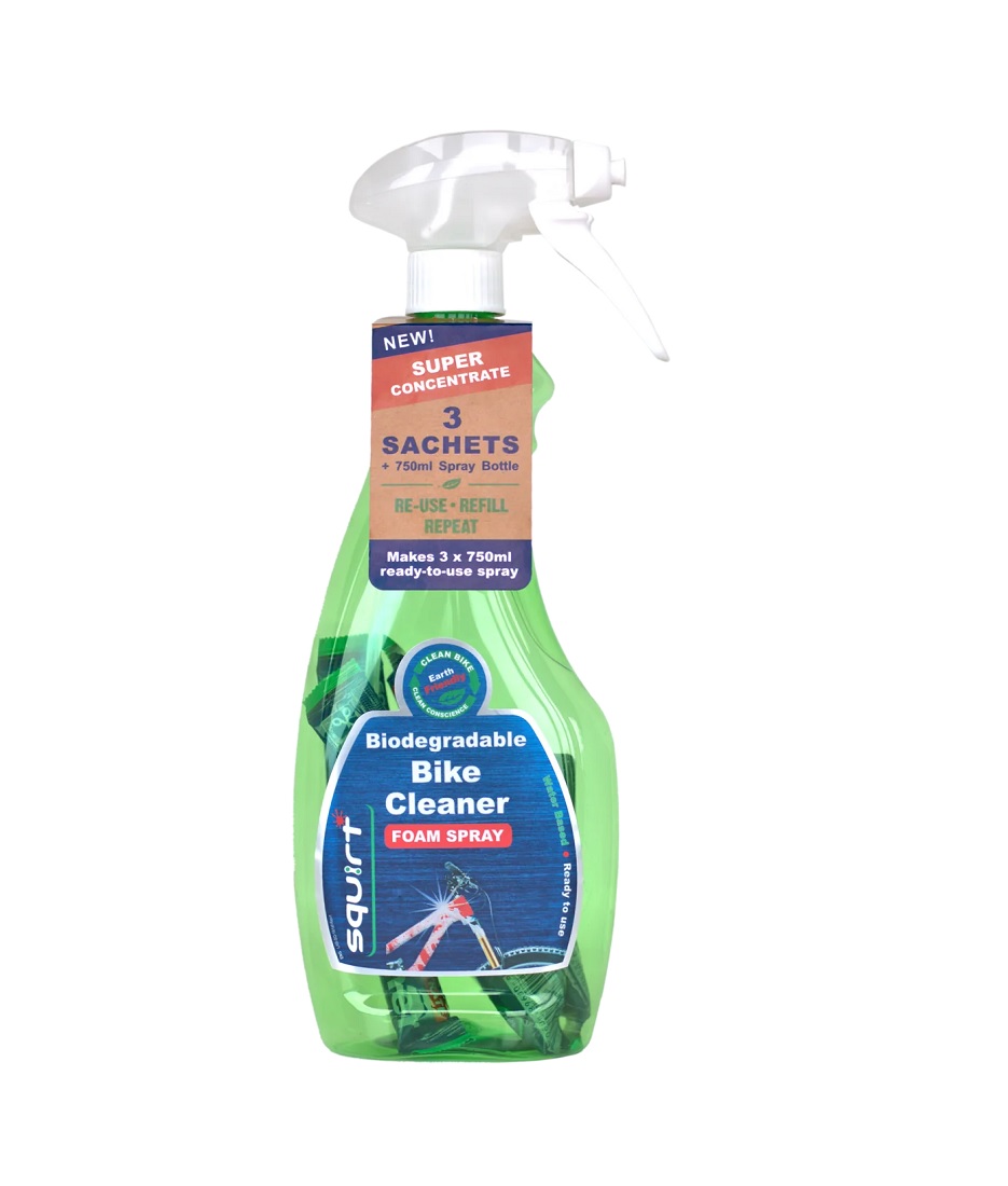 Squirt-spray Produktbild av Squirt Bike Cleaner sprayflaska med tre superkoncentrat, mot en ren vit bakgrund. Flaskan är grön med en vit spraymekanism, etiketten visar tydligt att det är en biologiskt nedbrytbar cykelrengöring, i en ljus och ren miljö.