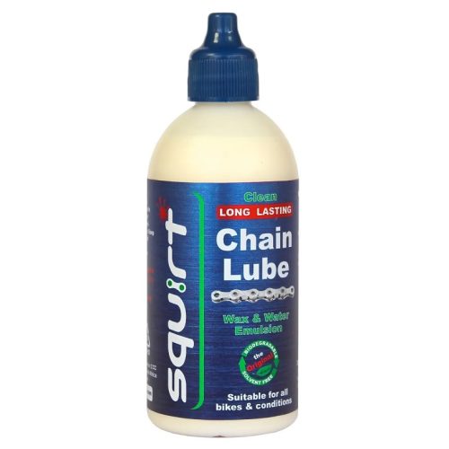 En flaska Squirt kedjevax står mot en vit bakgrund. Flaskan är vit med en blå etikett och blått lock. Ljuset är jämnt fördelat och framhäver produktens detaljer.