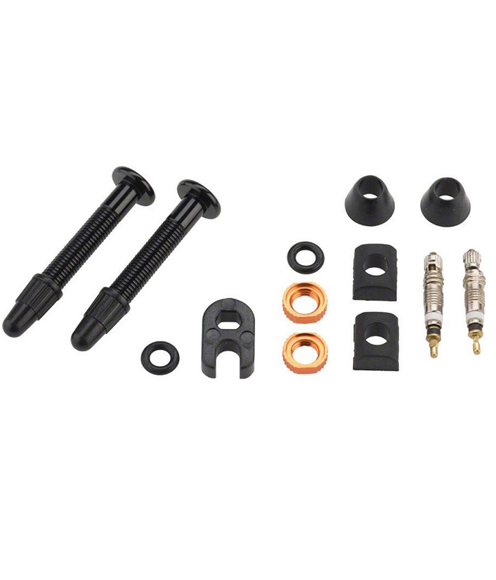 Tubeless-ventil-orangeseal Detaljerad bild av två UST-ventiler från Orangeseal, Versavalve-modell, 48 mm, tillsammans med tillbehör som o-ringar, muttrar och koniska gummidelar. Ljust och jämnt belyst.