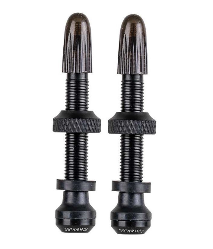 Tubeless-ventil-schwalbe Två Schwalbe UST-ventiler i svart, 40 mm långa, med tydliga detaljer och gängor. Bilden visar produkten tydligt mot en vit bakgrund, väl belyst.