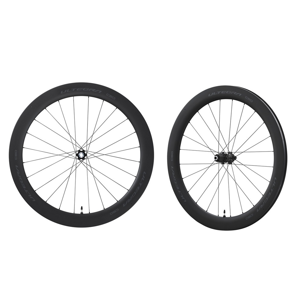 WH-R8170-C60-TL-Par Ett par Shimano Ultegra WH-R8170-C60 kolfiberhjul för landsvägscykel, fram- och bakhjul. Mörka, aerodynamiska fälgar och många tunna ekrar. Studiobelysning framhäver detaljerna.