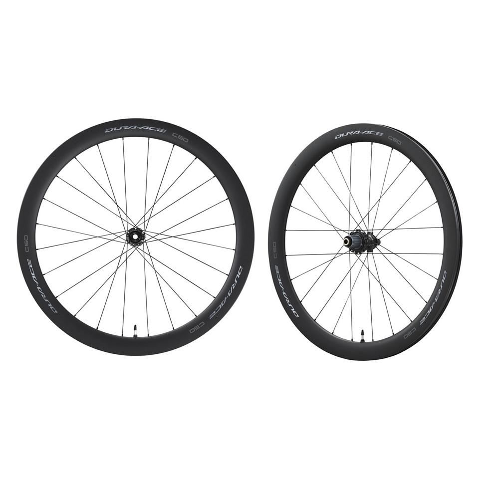 WH-R9270-C50-TL-Par Två Dura-Ace WH-R9270-C50 hjulpar, skivbromsversionen, visas mot en vit bakgrund. Hjulens kolfiberkonstruktion framhävs av ett jämnt ljus, vilket betonar de fina detaljerna i designen och konstruktionen.