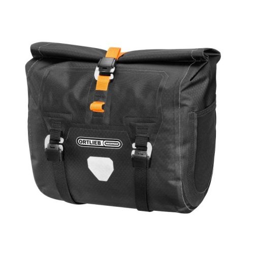 Svart Ortlieb styväska, 11L, framifrån, mot vit bakgrund. Fokus på vattentät design, med orange rem och spännen. Bra ljus framhäver detaljer och material.