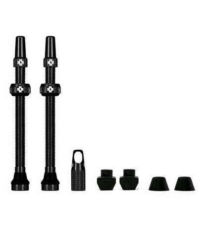 muc-off-tubeless-valves-80-mm-svart Svarta Muc-Off UST-ventiler i tubeless-kit, två stycken 80 mm, åtskilda från diverse tillbehör som muttrar och täcklock, arrangerade på vit bakgrund i studiobelysning.