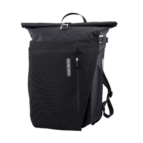 Svart Ortlieb Vario PS QL2.1 ryggsäck/cykelväska, 26 L, i reflexmaterial, med rullförslutning och bärhandtag. God belysning framhäver detaljerna i väskans design.