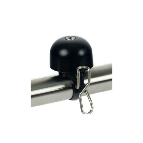 En Widek Paperclip ringklocka i svart fäst på ett metallrör. Klockan är rund och blank, med en silverfärgad kläpp som hänger ned. Neutral bakgrund och ljus som framhäver detaljerna.