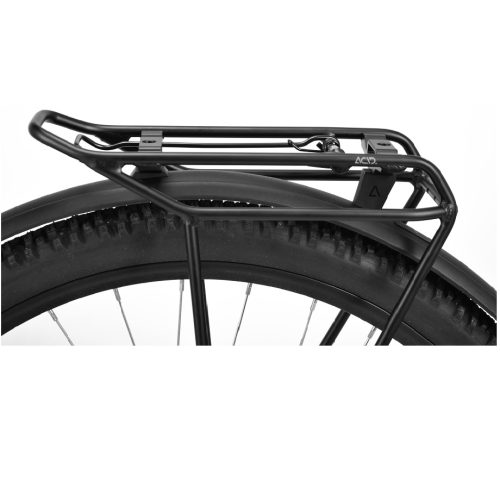 Svart pakethållare av aluminium, monterad på ett cykelhjul med svart däck och stänkskärm. "ACID"-logotypen syns tydligt i övre högra hörnet, mot en vit bakgrund.