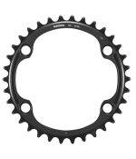 Svart Shimano Dura Ace FC-R9200 framdrev med 34 tänder visas i starkt ljus. Detaljrikedom framhäver kedjans tänder och texten 'Shimano 12S 34-NK' på drevet.